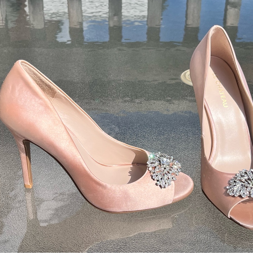 Brand New! Le Chateau Satin High Heels Size 6.